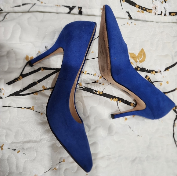 Pointed toe pumps - Picture 2 of 6